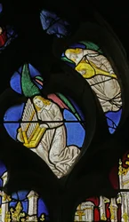 Fenster, das Engelmusiker mit Orgel und Laute darstellt